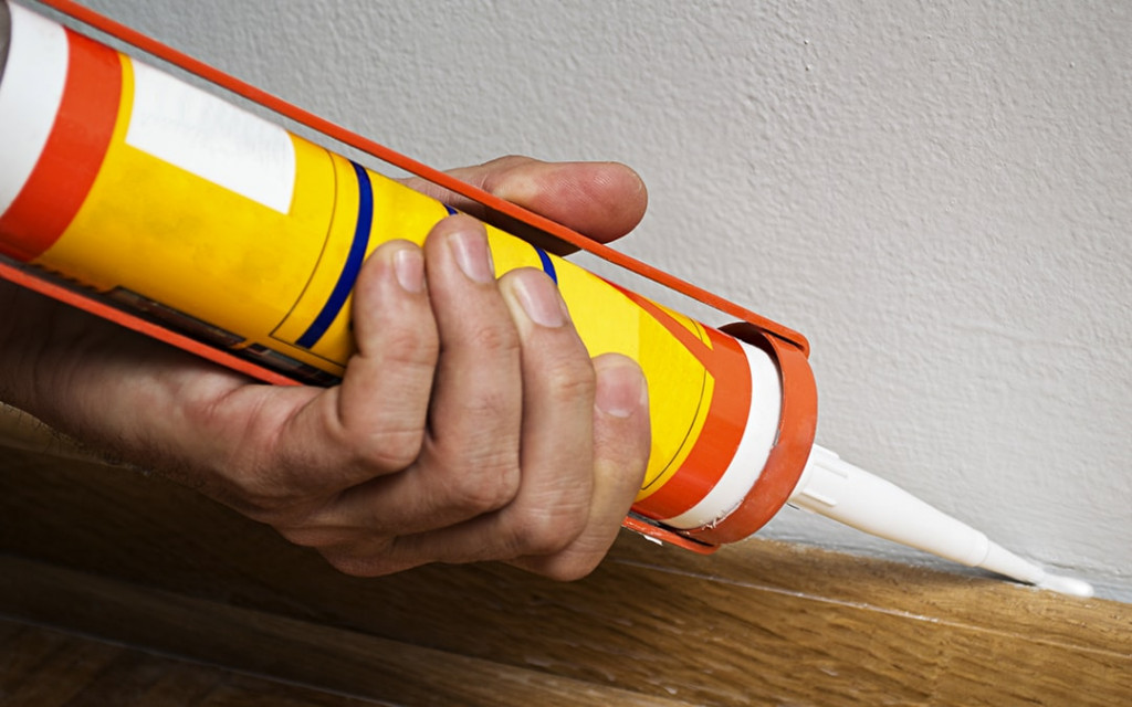 Add-caulk-over-wallpapers-to-avoid-peel-while-painting--min
